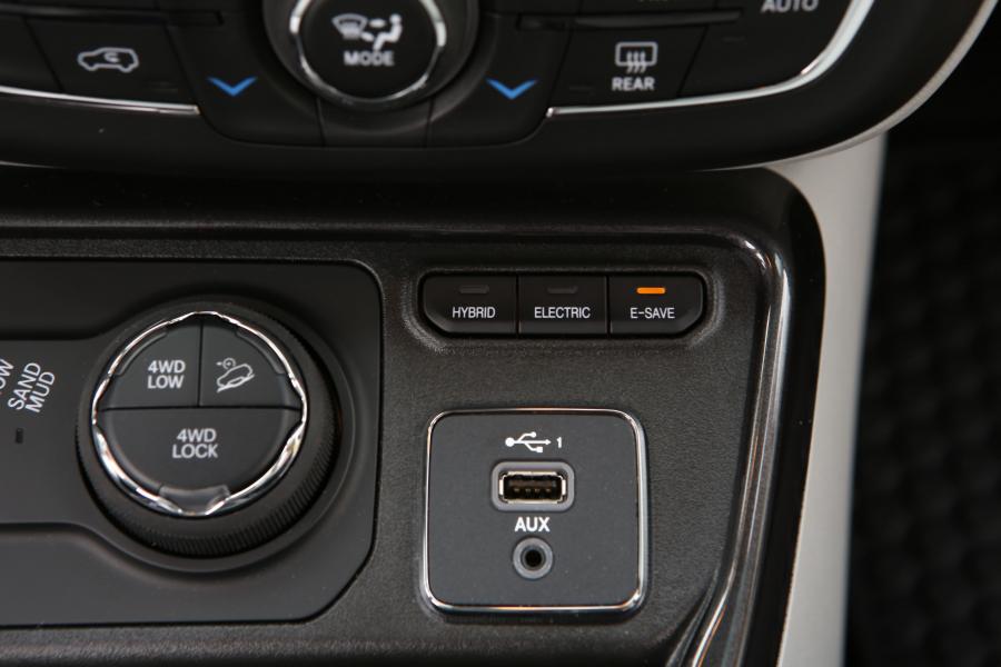 Детали интерьера Jeep Compass Limited 4xe (MP) 2020 года  (EU) (фото 17 из 34)